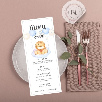 Mesa posta com menu ilustrado, prato cinza, talheres rosados e guardanapo castanho
