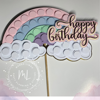 Brinquedo pop-it arco-íris com texto 'happy birthday' e palito de madeira