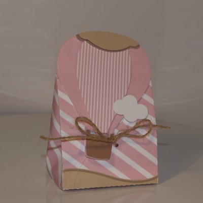 Caixa decorativa em forma de balão de ar quente rosa com riscas brancas e corda de juta