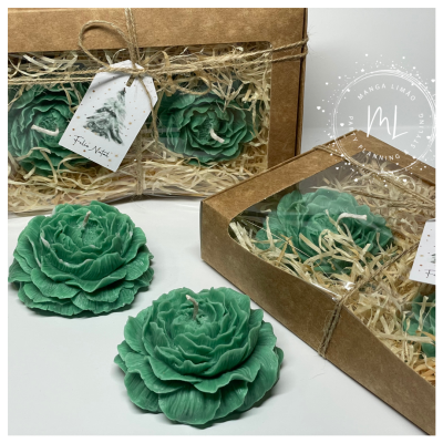 Velas verdes em forma de flor embaladas em caixas de papel kraft com decoração rústica e etiqueta de Natal