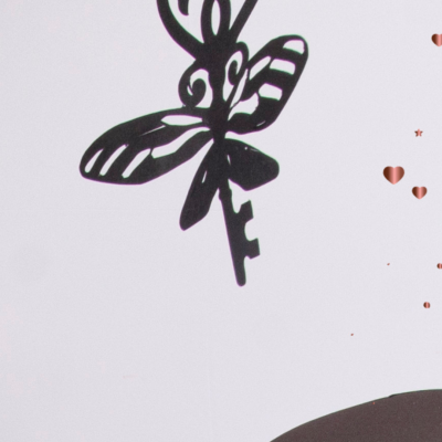 Ilustração em preto de chave em forma de inseto com asas listradas sobre fundo branco com corações vermelhos.