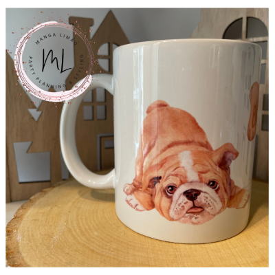 Caneca branca com imagem de bulldog castanho e branco sobre base de madeira com decoração em fundo