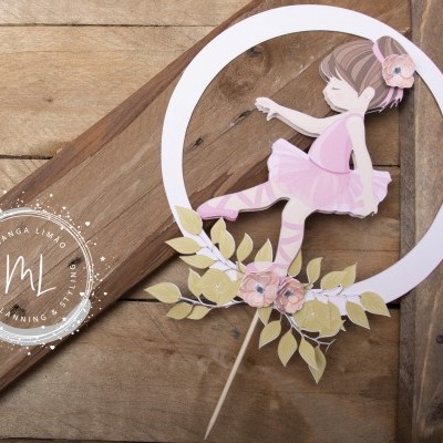 Decoração suspensa de bailarina rosa em fundo de madeira