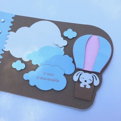 Convite de aniversário com balão de ar quente e nuvens em papel azul