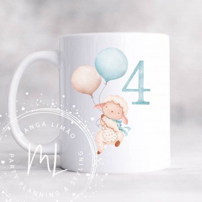 Caneca branca com desenho de criança e balões e número 4