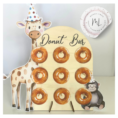 Placa decorativa para donuts com girafa e macaco em madeira clara