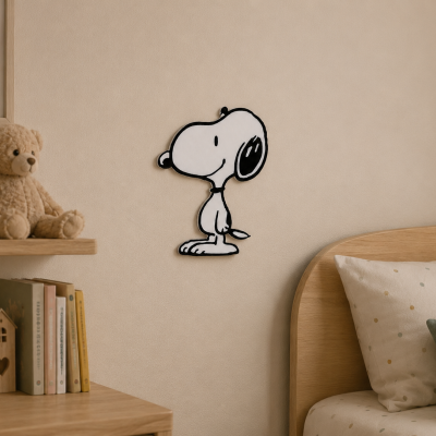 Adesivo do Snoopy na parede de um quarto infantil com brinquedos e cama.