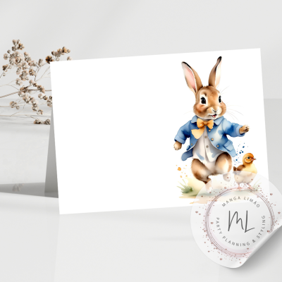 Cartão dobrável com imagem de coelho e patinho ao lado