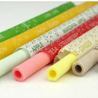 Sete palhinhas reutilizáveis coloridas com textos de sabores em inglês.