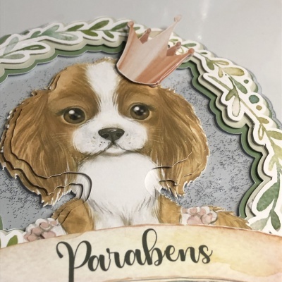 Cartão de felicitações com cão de coroa cor-de-rosa e texto Parabéns