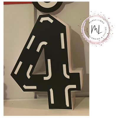 Número 4 tridimensional preto com detalhes em branco em superfície clara