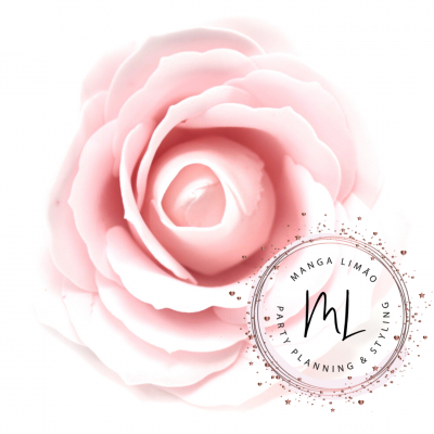 Flor artificial cor-de-rosa com selo circular 'MANGA LIMÃO PARTY PLANNING & STYLING'