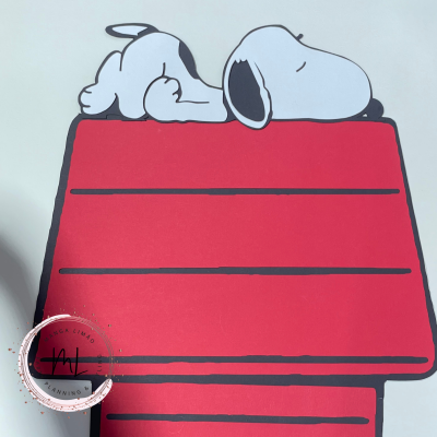 Desenho do Snoopy a dormir numa casota vermelha
