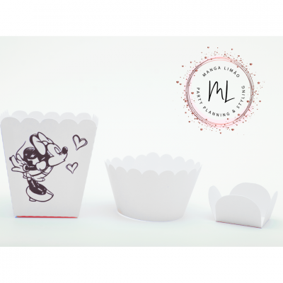 Recipientes de papel branco para festa com estampa da Minnie Mouse e bordas recortadas.