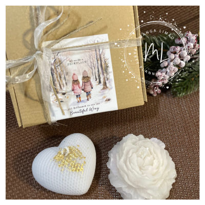 Caixa de presente castanha com laço e etiqueta ilustrada, coração branco texturizado e flor branca decorativa