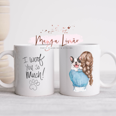 Duas canecas brancas com texto e ilustração de rapariga e cão bulldogue francês.