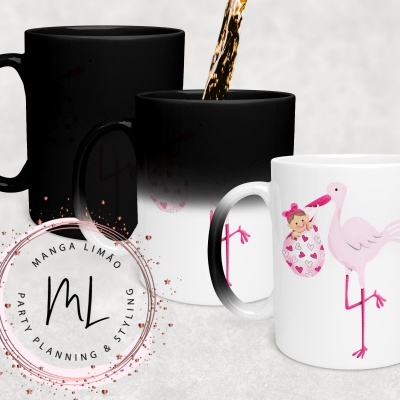 Duas canecas, preta e branca, com design de flamingo e bebé