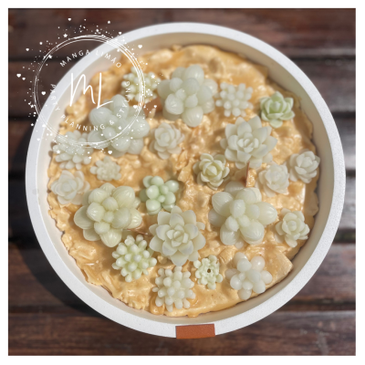 Bolo com decoração de flores de açúcar em prato branco sobre mesa de madeira