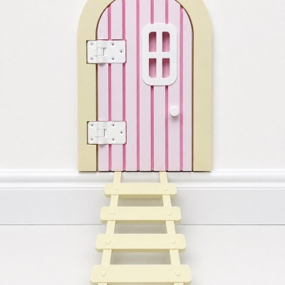 Porta decorativa rosa com moldura amarela e escada amarela