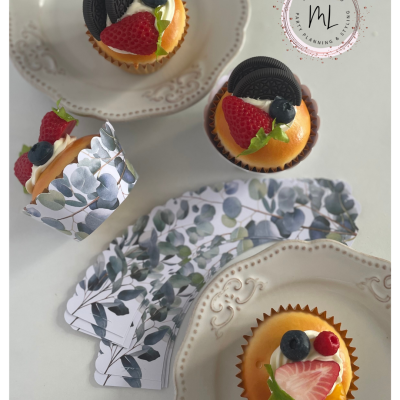 Cupcakes decorados com frutas e bolachas Oreo em pratos brancos com cartões decorativos