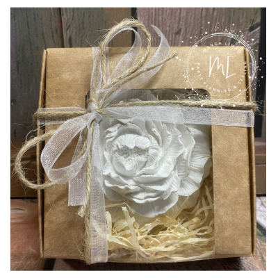 Caixa de presente com flor branca decorativa embalada e laçada