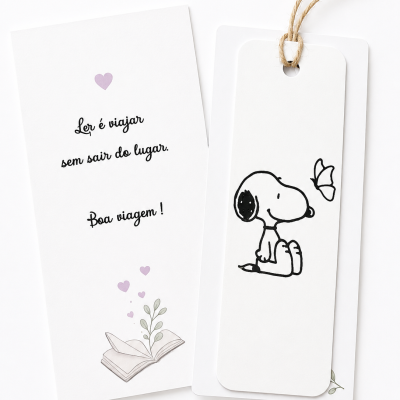 Marcador de livro branco com ilustração de cão e borboleta e florete com mensagem em português.
