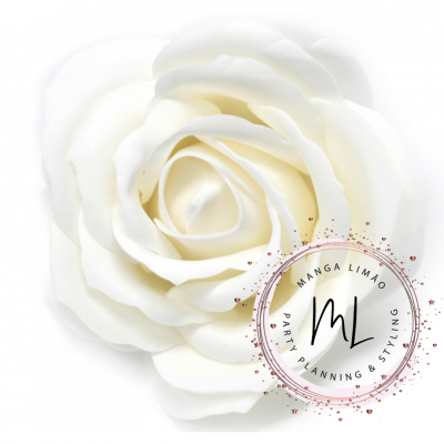 Vela branca em forma de flor com logo Manga Limão Party Planning & Styling