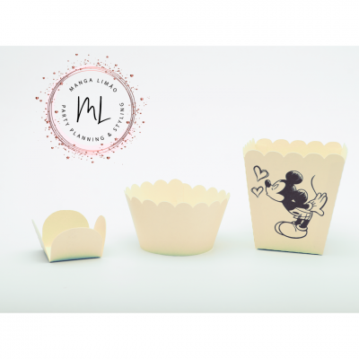 Suportes amarelos claros para bolos com bordas onduladas e estampa do Mickey Mouse