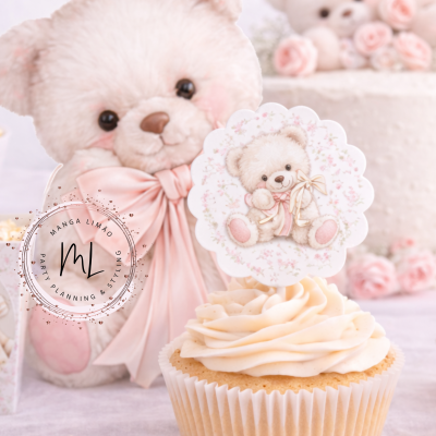 Cupcake creme com decoração de ursinho e ursinho de peluche ao fundo