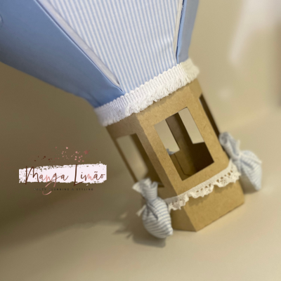 Balão de ar quente decorativo azul e branco com base de cartão e renda