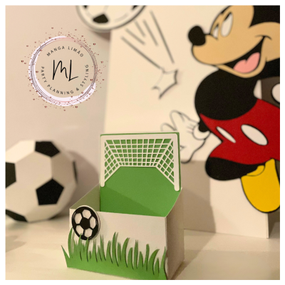 Caixa decorativa com tema de futebol com bola de futebol e imagem de Mickey Mouse ao fundo
