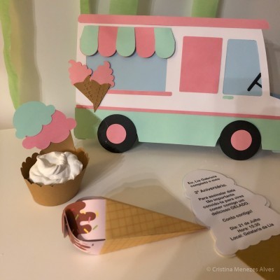 Decoração e convite com tema de carrinha de gelados em papel colorido