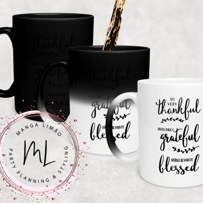 Canecas de cerâmica preto, degradé e branco com texto preto manuscrito.