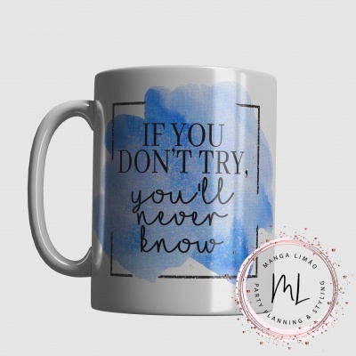 Caneca branca com texto motivacional e mancha azul