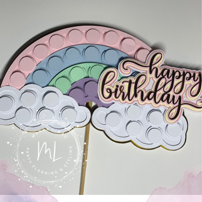 Brinquedo pop-it arco-íris com nuvens e placa 'happy birthday'