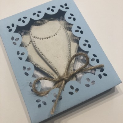 Caixa azul decorativa com corações de cerâmica branca e fita de corda