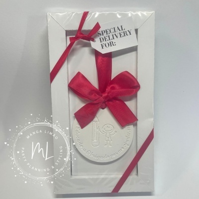 Embalagem branca com laço vermelho e ornamento com relevo infantil e texto Parabéns pelo Dia do Pai