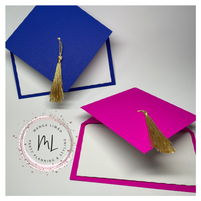 Chapéus de formatura azul e rosa com borlas douradas sobre envelopes correspondentes