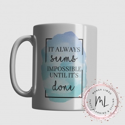 Caneca branca com texto motivacional em azul e preto