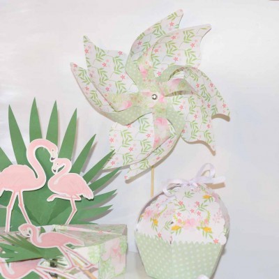 Pião de papel floral com flamingos cor de rosa e folhas verdes