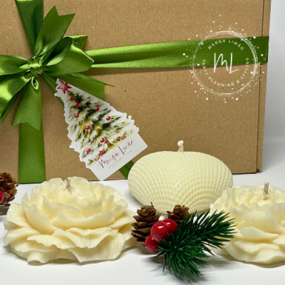 Conjunto de velas decorativas brancas com acessórios de Natal e embalagem castanha com fita verde