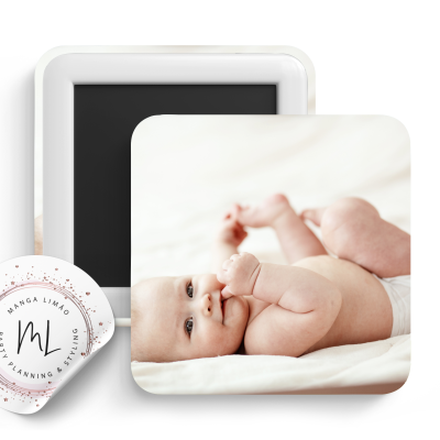 Ímanes quadrados com cantos arredondados com imagem de bebé e superfície preta, autocolante branco com texto e logotipo ML.