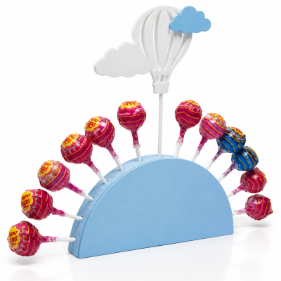 suporte azul com chupas-chupas e decoração de balão de ar quente