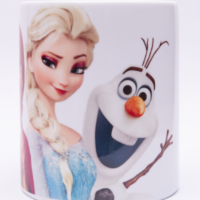 Caneca branca com imagem dos personagens Elsa e Olaf de Frozen