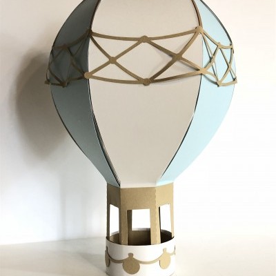 Globo de ar quente decorativo em papel e cartão com padrões geométricos