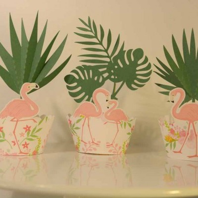 Copos decorativos com flamingos cor-de-rosa e folhas verdes em fundo claro