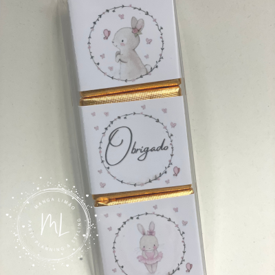 Três chocolates embalados com desenhos de coelhinhos e a palavra Obrigado.