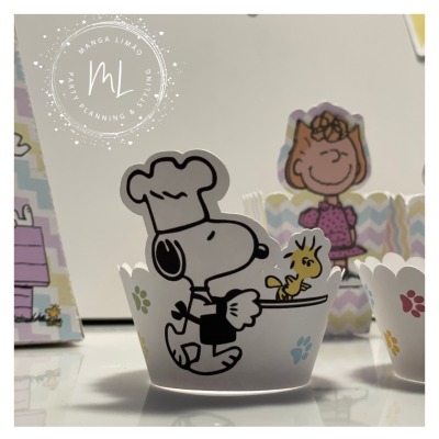 Suporte para doce com desenho do Snoopy e Woodstock em fundo branco.