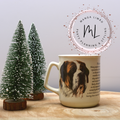 Caneca com imagem de cão São Bernardo e texto, ao lado de duas árvores de Natal pequenas