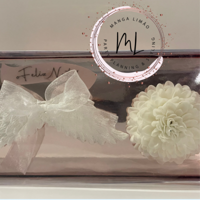 Embalagem transparente com fita branca e flor decorativa branca